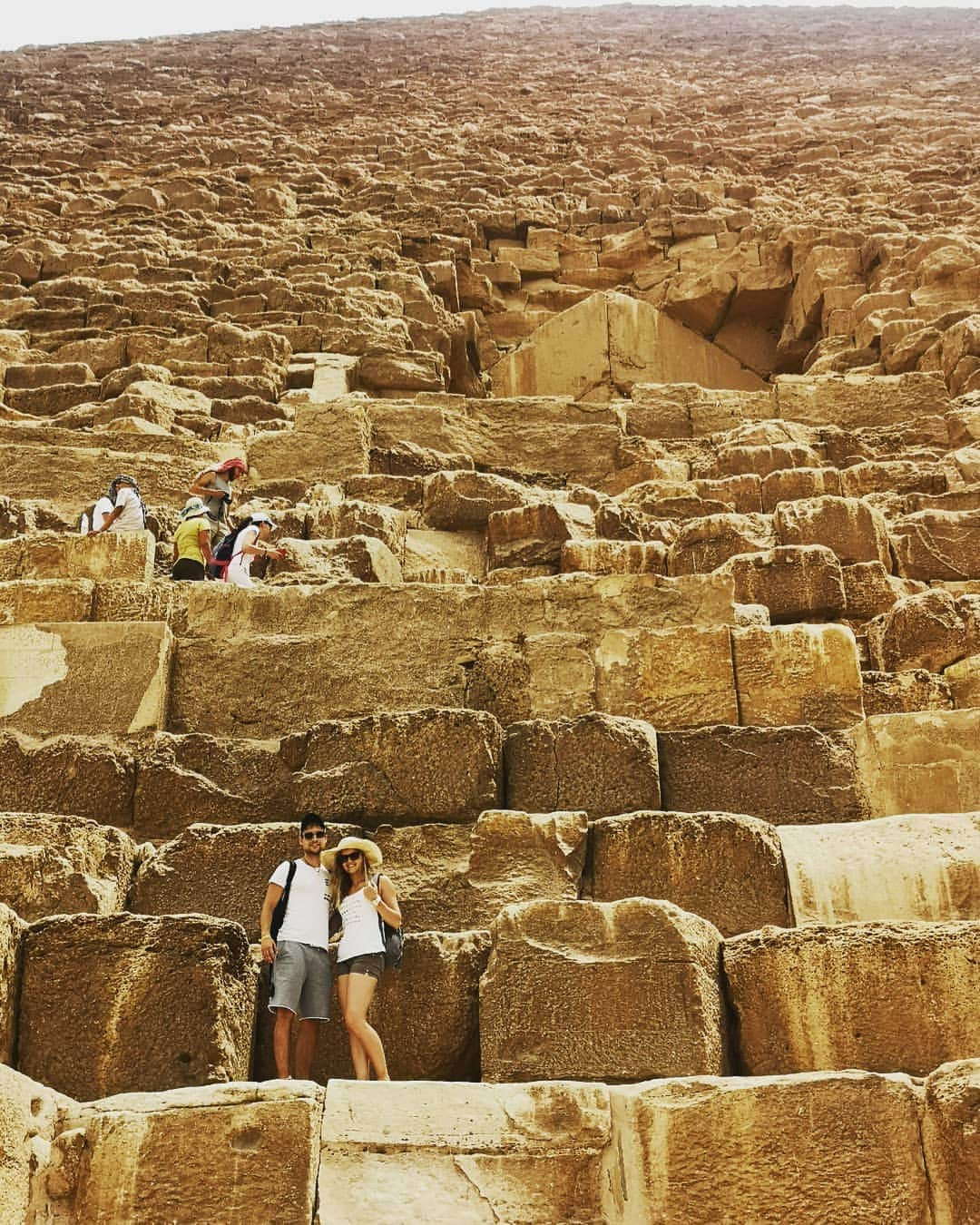 ダーシャ・ゲルムさんのインスタグラム写真 - (ダーシャ・ゲルムInstagram)「Standing on a pyramid, feeling so small 😲  #pyramid #keops #huge #summer #egypt #egyptian #sun #dessert #traveler #explorer #joy #fun」6月1日 22時20分 - grmdas