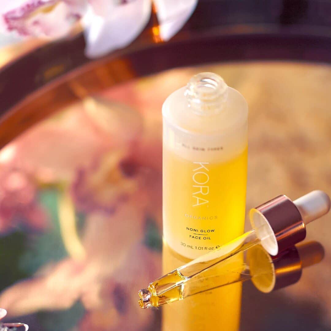 KORA Organicsさんのインスタグラム写真 - (KORA OrganicsInstagram)「"This is hands down the best facial oil I have ever used. ✨ It is very rich but it goes on my skin very smooth, absorbs fast and it doesn’t make my face feel oily like some other oils, and it smells so good! ✨ I have very sensitive skin and this oil really keeps my skin well hydrated and smooth through out the day... ✨ Every time I use it, it gives me a nice natural glow! I love it!" ✨ - Lee May 04, 2019 #KORAOrganics #MindBodySkin #NoniGlow」6月1日 22時21分 - koraorganics