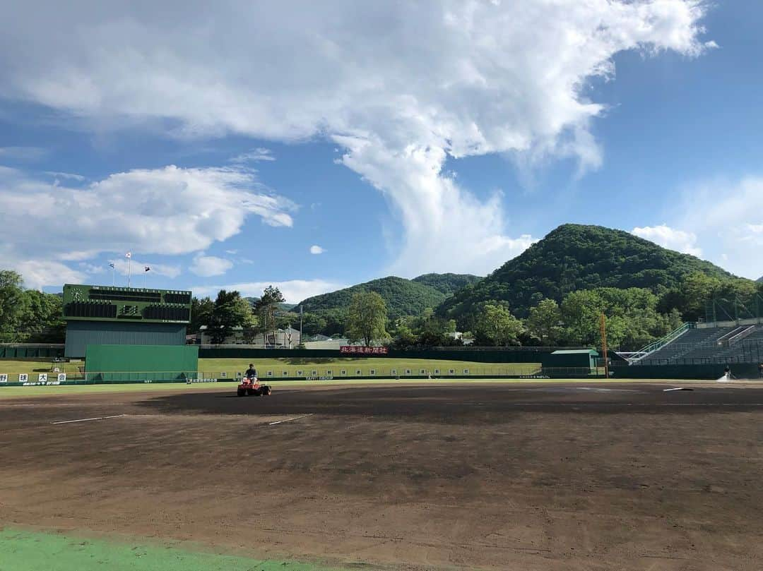 五十幡裕介さんのインスタグラム写真 - (五十幡裕介Instagram)「高校野球春の全道大会、 今日は準決勝2試合が行われ、 明日の決勝は苫小牧工業と駒大苫小牧の室蘭地区同士、 さらには苫小牧勢同士のカードに決まりました。 苫小牧工業・平山監督は、 「駒大苫小牧とは、学校も近い。苫小牧でやれば 良いのにと言われそうですね」と笑いながらも、 「うちは相手がどうこうではない。 一戦一戦、一つひとつです」と平常心を貫きます。 対する駒大苫小牧・佐々木監督は、「この大会は、 (組み合わせ上)苫小牧工業が先に勝ち上がっていて、 僕らも負けていられないと思って戦ってきた。 室蘭地区の代表として戦っているので、 同じ地区同士で決勝を戦えるのは嬉しい」と、 喜びを口にしました。 夏の戦いに向けて一つの指標となる春の全道。 決勝は、明日10時から円山球場で行われます。 試合の模様は、3日(月)のイチオシ‼︎でもお伝えします！  #高校野球 #北海道 #春 #全道大会 #開幕 #札幌光星 #帯広大谷 #札幌国際情報 #札幌英藍 #函大有斗 #苫小牧工業 #釧路湖陵 #士別翔雲 #遠軽 #滝川西 #札幌第一 #札幌大谷 #旭川大学 #札幌新川 #駒大苫小牧 #小樽双葉 #16校 #円山球場 #熱戦 #制するのは #苫小牧 勢 #室蘭地区 #HTB #アナウンサー #五十幡裕介」6月1日 22時22分 - htb_isohatayusuke