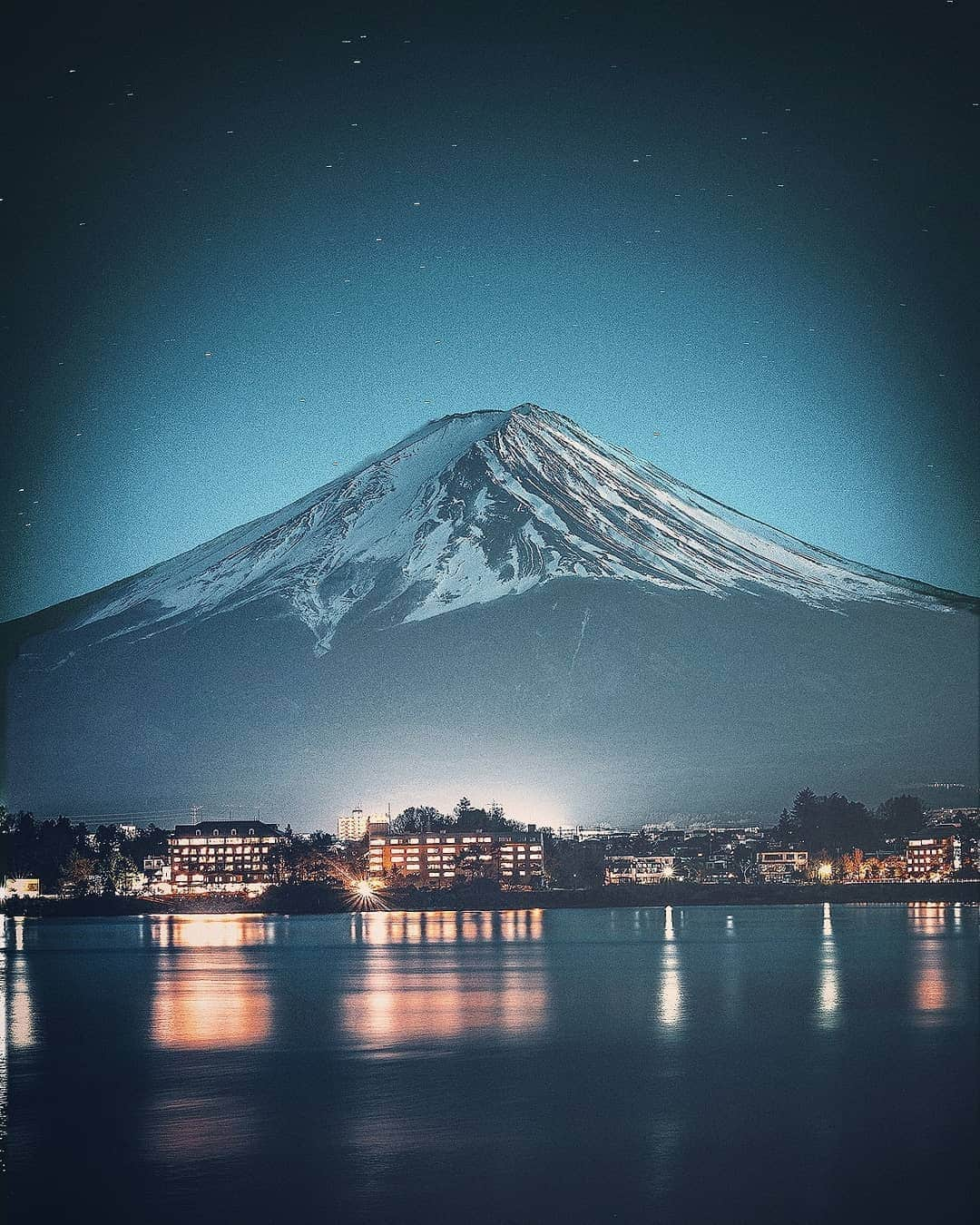 Berlin Tokyoさんのインスタグラム写真 - (Berlin TokyoInstagram)「Deep into the night, Mt. Fuji lies serenely beneath the graduation of darkness. . . 📍 Mount Fuji , #japan」6月1日 22時31分 - tokio_kid