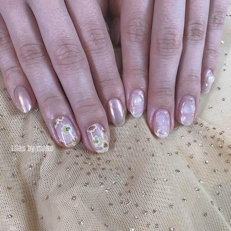 makoさんのインスタグラム写真 - (makoInstagram)「. reinaちゃん new nail ❤︎ lulu original pattern 🌼 #nail #うるつやネイル #네일디자인 #네일아트 #젤네일아트 #젤네일 #herlipto #ガーリーネイル #네일디자인 #ヴィンテージネイル #フレンチガーリー #囲みネイル #オーダーチップ #ミラーネイル #非対称ネイル #蝶々ネイル #小花ネイル  #中目黒 #editforlulu」6月1日 22時25分 - mkxxxbaby