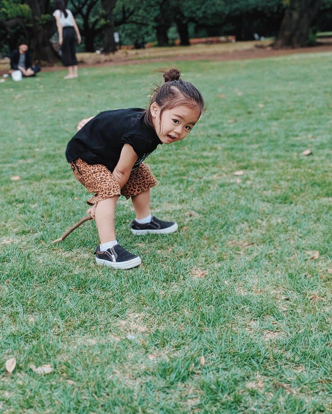 荻原桃子さんのインスタグラム写真 - (荻原桃子Instagram)「SATURDAY🍃🍃🍃 . . 今日は免許を取れてから2回目に乗車して都内をぶらっと運転練習。  車線変更にドキドキしながら 5車線にドキドキしながら 助手席に乗ってる旦那にあーだこーだ教えてもらいながら なんとか御苑まで辿り着きました。笑  近いけど😂  木の棒さえあれば楽しめるEITOさん  もはや枝一筋w  今日も楽しかったねー♡  #初心者中の初心者運転」6月1日 22時26分 - momokoogihara