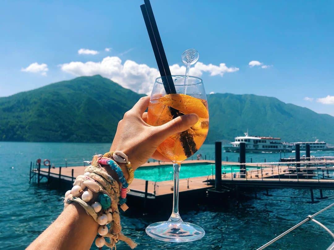 ダニジョーのインスタグラム：「La dolce vita 🇮🇹 @danielleasnyder #honeymooning in lago di como」