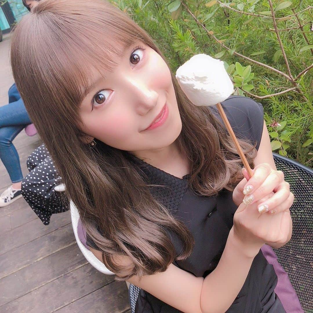 田中菜津美さんのインスタグラム写真 - (田中菜津美Instagram)「バーベキューの時の💕 トングは持ってるだけで全く焼きません🤣笑 . マシュマロは食べれないけど映えだから持ってる🤣 . BBQ世界一向いてない女🙋‍♀️ . #bbq #夏 #焼肉 #バーベキュー」6月1日 22時30分 - natsumitanaka_0810