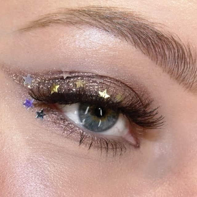 M·A·C Cosmetics Canadaさんのインスタグラム写真 - (M·A·C Cosmetics CanadaInstagram)「Recreate M·A·C Artist @annafischerrr’s starry-eyed look with Dazzleshadow Liquid in Beam Time and Glitter in Silver Stars! 🌟 #MACCanadianOriginal」6月2日 8時00分 - maccosmeticscanada