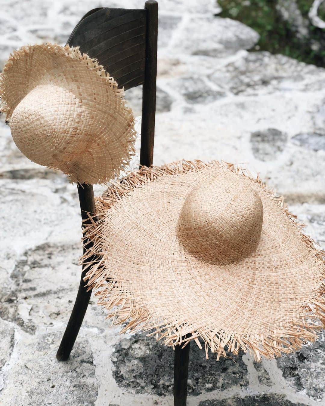 のインスタグラム：「Pair hat with Mia♡ . . . Miaとはじめてのお揃い👒♡ @cunaselect からフランスで200年以上愛される老舗帽子ブランドのWILLY'sのもの . 切りっぱなしで大きいツバが可愛い🥰 . 被り物嫌いなMia とうとう克服なるか🤔？ . . . #ストローハット #お揃い #WILLYS  #クーナセレクト #cunaselect #cunaselectlife #クーナセレクトライフ #mudpie #生後15ヶ月 #1歳3ヶ月 #たれ眉 #miababyliving」