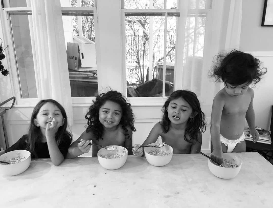 ケリア・モニーツさんのインスタグラム写真 - (ケリア・モニーツInstagram)「Saturday morning at aunty Sis’s. My baby girls & lucky charms. 🔐💫」6月2日 8時05分 - keliamoniz