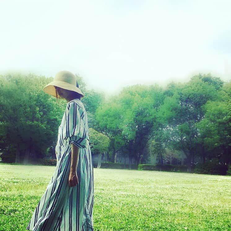 平野由実さんのインスタグラム写真 - (平野由実Instagram)「昨日はのんびりピクニック🌲🌿🍃 過ごしやすい気候でした。 6月も元気に健康に過ごせますように✨  #ピクニック #緑  #ワンピース#ワンピ #むぎわら帽子  #コスパコーデ #プチプラコーデ #衣服配搭 #草帽 #连衣裙」6月2日 8時17分 - yumi_hiranoo