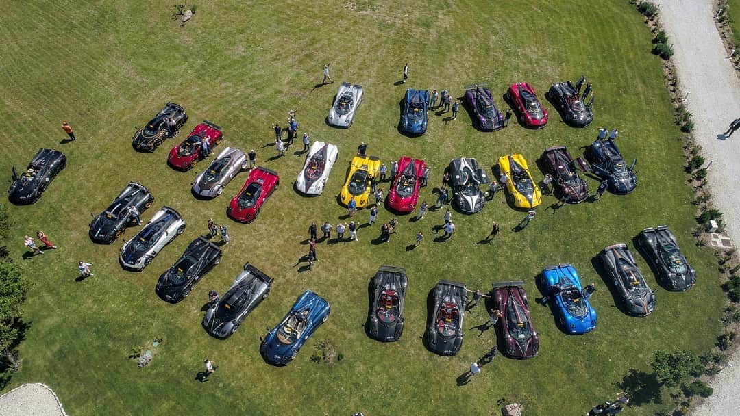 パガーニ・アウトモビリのインスタグラム：「28 is unbelievable! And this is not over, take a look at our Facebook channel.  #pagani #zonda #zondas #zondaf #zondaviola #huayra #huayrabc #huayraroadster #paganiraduno - The Vanishing Point #zonda20 #zonda20anniversary」