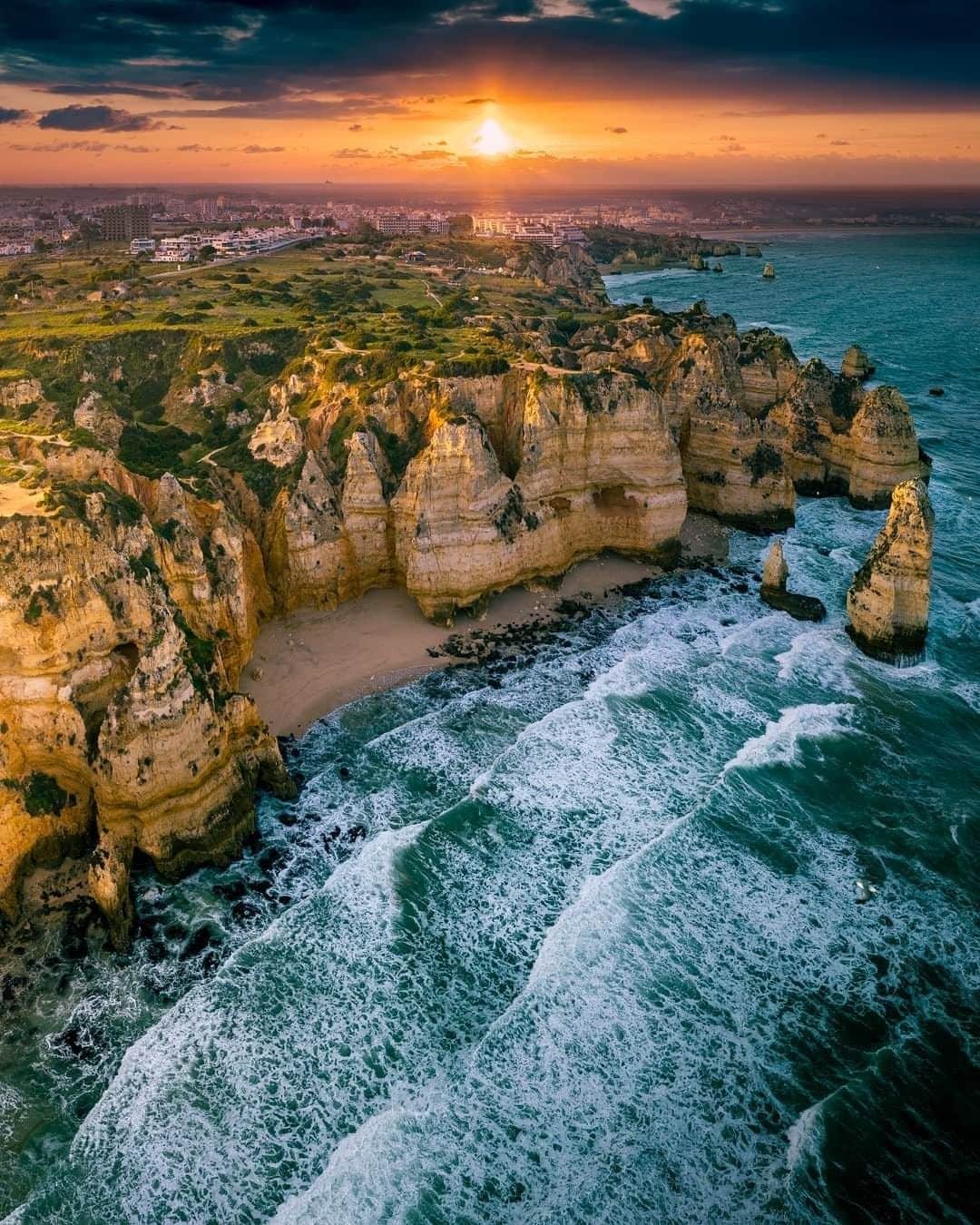 Travel + Leisureさんのインスタグラム写真 - (Travel + LeisureInstagram)「Seeing the crystal blue waters of the Algarve coast has to be a part of your Portugal vacation! Get our travel guide at the link in bio. #tlpicks courtesy of @henry_do」6月2日 8時16分 - travelandleisure