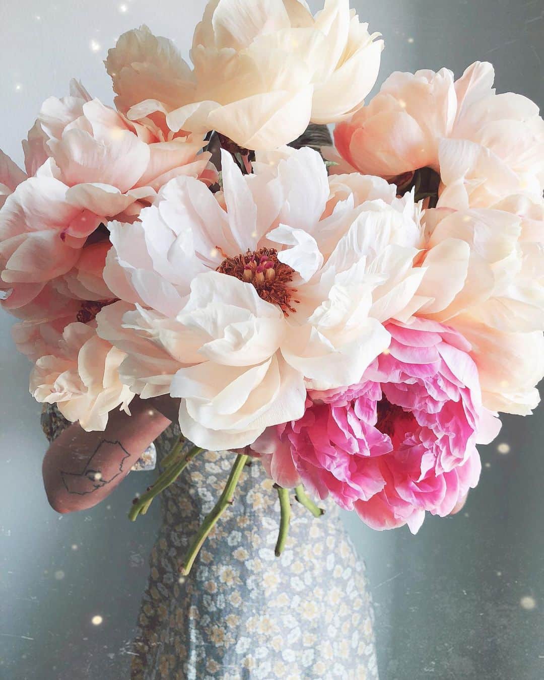 リズ・チェルカソワのインスタグラム：「These peonies are just so extra right now.」