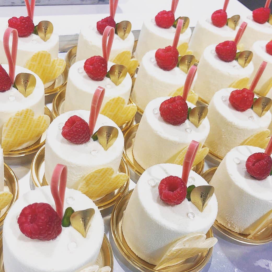 eguchikazuakiのインスタグラム：「おはようございます❗️ この真っ白に赤の差し色、ケーキの名前は【マリエ】です😁 オープン後すぐの2014年に登場したケーキを復活させました、断面はデリーモのインスタ見てください。 ・ 牛乳とホワイトチョコレートで作る濃厚だけれどもスッキリとした甘さのムースの中に、ルバーブのコンフィとピスタチオのクリーム、ピスタチオのスポンジの組み合わせです💪 ・ またなくなっちゃう前にぜひ食べてみてくださいね👋🏻渋谷ヒカリエ、目白、ミッドタウン日比谷で販売しています❗️ ・ #delimmo #デリーモ #マリエ #マリアージュ #ピスタチオ #ルバーブ #ホワイトチョコレート #ケーキ #パフェ #ショコラ #パティシエ #ショコラティエ #江口和明 #eguchikazuaki #復活 #かなり好き #酸味とコク #可愛い #感じに #ショーケース #目立つ」