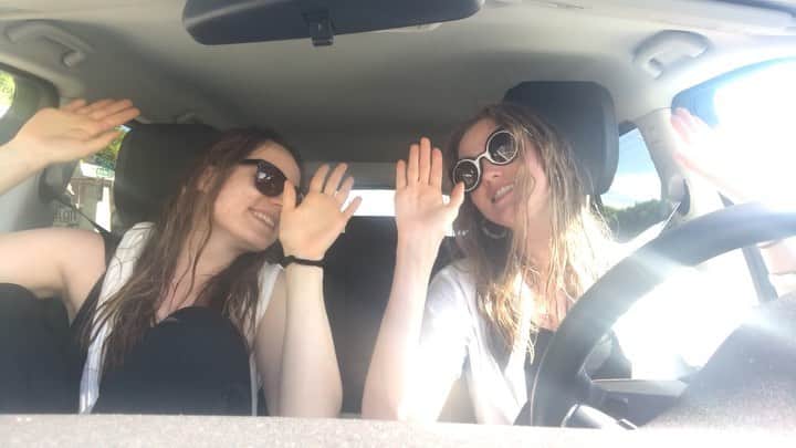 ヴラダ・ロスリャコヴァのインスタグラム：「Sleep-Beach-Eat-Drive-Yoga-Repeat.  P.S. Loved those looooong traffic lights 🚦 of Florida’s tiny little city.」