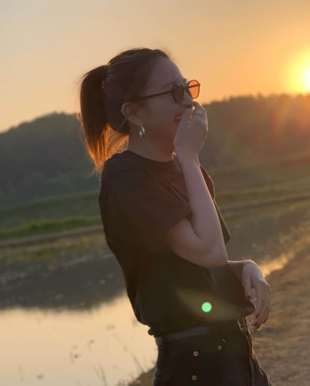 鹿沼憂妃さんのインスタグラム写真 - (鹿沼憂妃Instagram)「朝日☀️ と見せかけて夕日でおはようございます💗 ひさびさに早朝集合からの撮影〜 今日も丸顔さんいってきますすす。 #永遠の #丸顔 #もはや #それが鹿沼 #丸沼 #丸沼憂妃 #今日は #ジメジメ #day 最後の2枚は謎に妹とフォーリンラブ してるところです👩‍❤️‍💋‍👩爆」6月2日 8時35分 - shika_0225