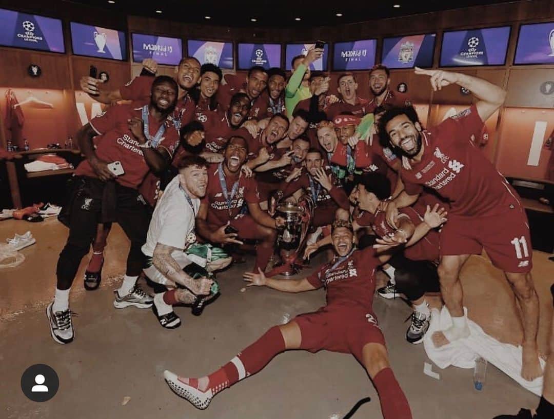 ベン・ウッドバーンのインスタグラム：「Champions of Europe 🤪🙌」