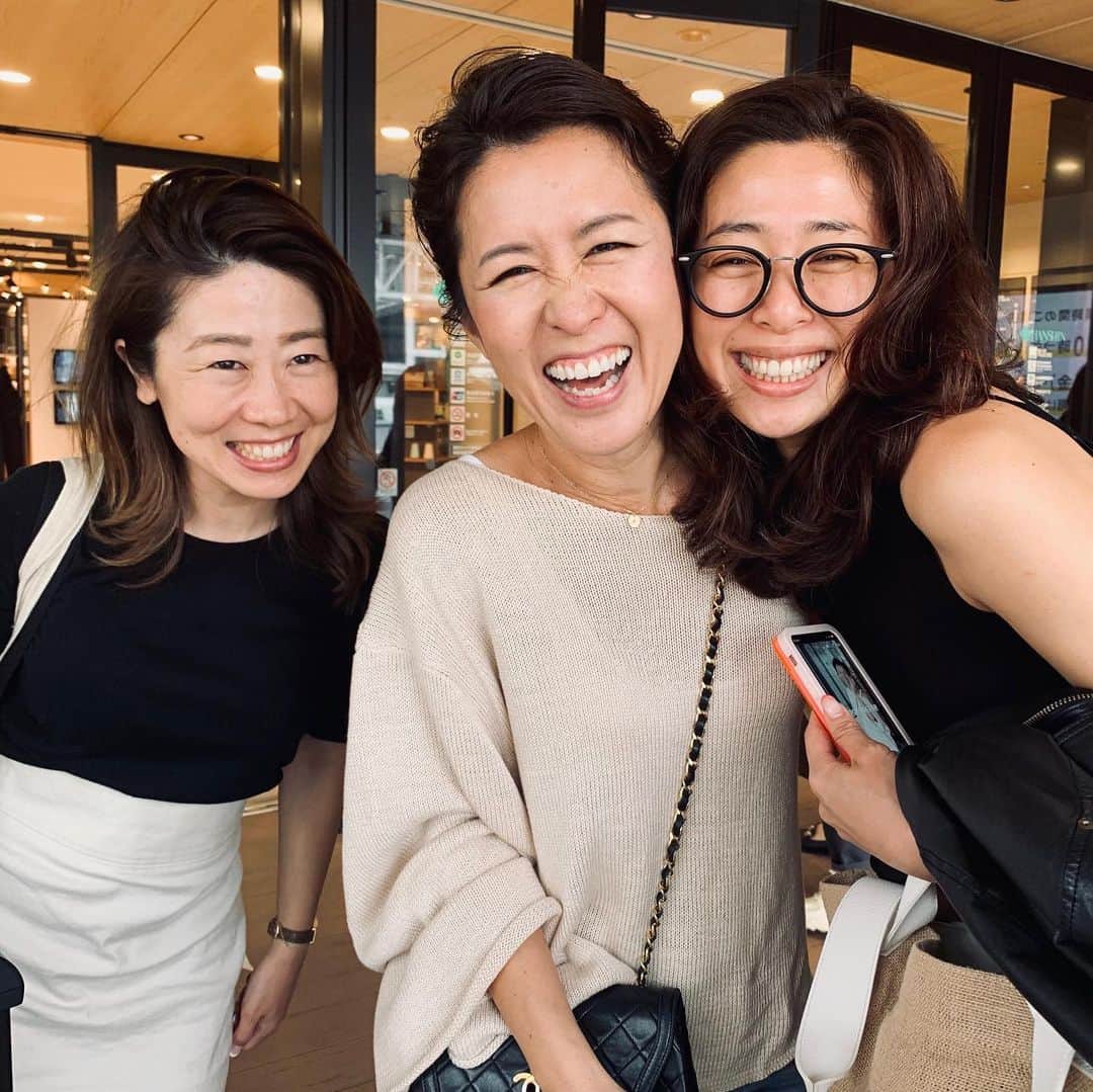 野沢和香さんのインスタグラム写真 - (野沢和香Instagram)「昨日はリニューアルした阪神百貨店の光が沢山入る気持ち良い会場で皆様とYOGA🧘‍♀️させていただきました。 ご参加くださった皆様ありがとうございました！  ヨガ後は4階be connectで皆さんとお話させていただいたり、写真を撮ったり、ウエアを一緒にみさせていただいたりして楽しい時間でした😊！ 今回は本当に沢山の方にご応募いただいて🙏抽選にハズれた方も売り場に会いに来てくださったり😭🙏、皆様にかけていただいたあたたかい言葉にパワーを沢山いただきました！ 大阪最高‼️ ありがとうございました！  ウエアは2回とも @glaz_respirer_japan のもので、1枚目に着ているこの白いtopsはとても優秀！(実は黒も持っている🙊w) ストレッチが効いいてヨガはもちろん、このままレストランもいけちゃうような素敵なデザイン♡名品  そしてそして！(7〜10枚目w) 阪神百貨店に着いたとたん入り口で 『和香？』と呼ぶ声に振り返ると、 まさかのカリスマ @naokookusa 😳🤣 なんと同じ日に同じ場所で大草さんもトークショーをしてました！ 嬉しい偶然にひとしきり驚いて、喜んで、私もちゃっかりトークに聞き入ってきました😂 一瞬でも会った人を元気にしてしまうこの人のポジティブpowerと説得力⤴︎、、、ホントにすごい😂👏リスペクト！」6月2日 8時31分 - wakanozawa