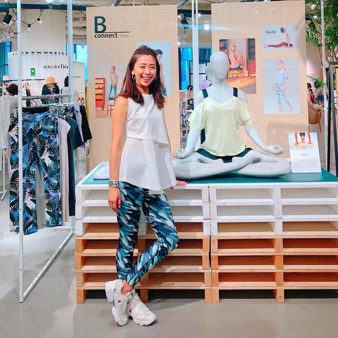 のインスタグラム：「昨日はリニューアルした阪神百貨店の光が沢山入る気持ち良い会場で皆様とYOGA🧘‍♀️させていただきました。 ご参加くださった皆様ありがとうございました！  ヨガ後は4階be connectで皆さんとお話させていただいたり、写真を撮ったり、ウエアを一緒にみさせていただいたりして楽しい時間でした😊！ 今回は本当に沢山の方にご応募いただいて🙏抽選にハズれた方も売り場に会いに来てくださったり😭🙏、皆様にかけていただいたあたたかい言葉にパワーを沢山いただきました！ 大阪最高‼️ ありがとうございました！  ウエアは2回とも @glaz_respirer_japan のもので、1枚目に着ているこの白いtopsはとても優秀！(実は黒も持っている🙊w) ストレッチが効いいてヨガはもちろん、このままレストランもいけちゃうような素敵なデザイン♡名品  そしてそして！(7〜10枚目w) 阪神百貨店に着いたとたん入り口で 『和香？』と呼ぶ声に振り返ると、 まさかのカリスマ @naokookusa 😳🤣 なんと同じ日に同じ場所で大草さんもトークショーをしてました！ 嬉しい偶然にひとしきり驚いて、喜んで、私もちゃっかりトークに聞き入ってきました😂 一瞬でも会った人を元気にしてしまうこの人のポジティブpowerと説得力⤴︎、、、ホントにすごい😂👏リスペクト！」
