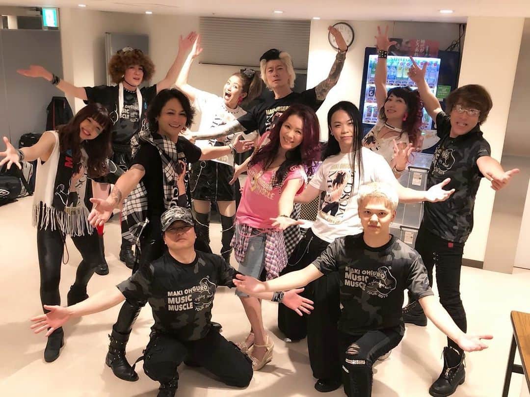 Ju-kenのインスタグラム：「昨夜のLove Muscles 🌟 On/Off stage共に最高なミュージシャンばかり、2019最高です♫  そして音数多いアンサンブルの中でも決して埋もれない音像、ワーウィック、サスガです🔥  #大黒摩季ツアー #warwickstreamer」