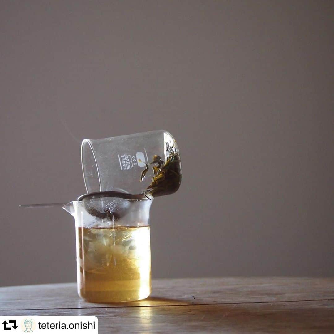 なかしましほ（foodmood）さんのインスタグラム写真 - (なかしましほ（foodmood）Instagram)「#repost @teteria.onishi ・・・ アイスティーつくるの楽しいよ。  6/4からfoodmoodさんでtea weekです。これから夏にかけて飲みたい冷たい紅茶やハーブミックスを並べていただきます。 冷めティーは飲んでもうまいけど、作るのが楽しい。道理がわかれば、ワンツースリーでタンタタタンと出来てしまいます。3分後に目の前に飲みたい飲み物が出現してるって感じ。さっきまで熱々の紅茶と氷の塊だったのに、合わさって一つになってる！！ダイナミック。 ［ティーリスト］ ファーストフラッシュダージリン （今回のとても気に入っていて、高級だけど価値あるのでぜひ飲んで欲しい、年に一度の贅沢を） サマーミント （紅茶とミント、アイスティーにしてレモン数滴で夏の味。） ピンクローズ （バラとハイビスカス。ルビー色の楽しみ。ハチミツ加えて少し甘くして飲んでます。） ネパールブラック2 （水出しで香りと軽い味わいを。大好き。） キームン オリエンタル （冷たいのばかりでもあれなので、じんわり身体が温まる紅茶を。もちろんアイスティーもすごくうまい。） その他いくつか。  つめティーでおすすめしてますが、ホットでも飲んでいます。暑い日にアイスティー、涼しい日には熱々を。  4.5火水はお店の中で教室しております。お待ちしております。」6月2日 8時40分 - foodmoodshop