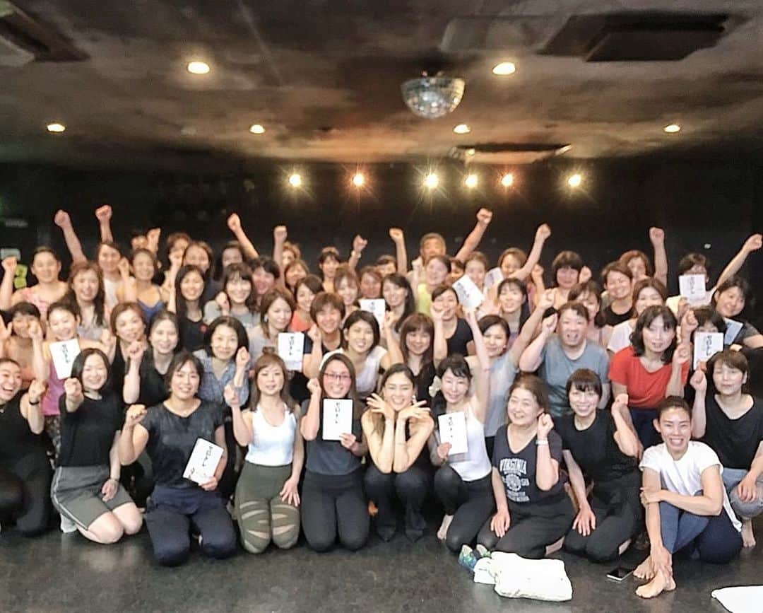 石村友見さんのインスタグラム写真 - (石村友見Instagram)「大阪ゼロトレ！！ @zerotore . 初の大阪ゼロトレ体験会は 総勢120名を超える皆さまに お越し頂けました☆ . 大阪以外の 広島や京都、神戸からも はるばるお越し頂きまして 本当にありがとうございます。 . とても勉強熱心な方が多く、 わたしたちをとっても 温かく迎えて下さいました。 . 長年体を痛め続けてきた方、 肩が何年も上がらなかった方、 重くだるく疲れが取れない方、 ダイエットを終わらせたい方、 痩せれない自分を責め続けてきた方、 さまざまな悩みを抱えながら このトレーニングに来てくださった ことを思うと感謝でいっぱいです。 . 全力でサポートさせて頂きますね！ . 体験会終了後、 関西スタッフと ミーティングを行いまして、 . これから 関西地方にも定期的に 体験会やワークショップなど できるように進めております。 スケジュールが決まり次第 こちらにアップさせて頂きますね！ . これからも皆さまの 心と体の健康をお手伝い できると嬉しいです。 どうぞこれからも 宜しくお願い致します。 . —————————— #ゼロトレ #大阪 #zerotore #ゼロトレーニング #体験会 #トレーニング #ダイエット #美容 #健康 #石村友見 #ニューヨークヨガ留学 #ニューヨーク #初」6月2日 8時47分 - tomomi.ishimura