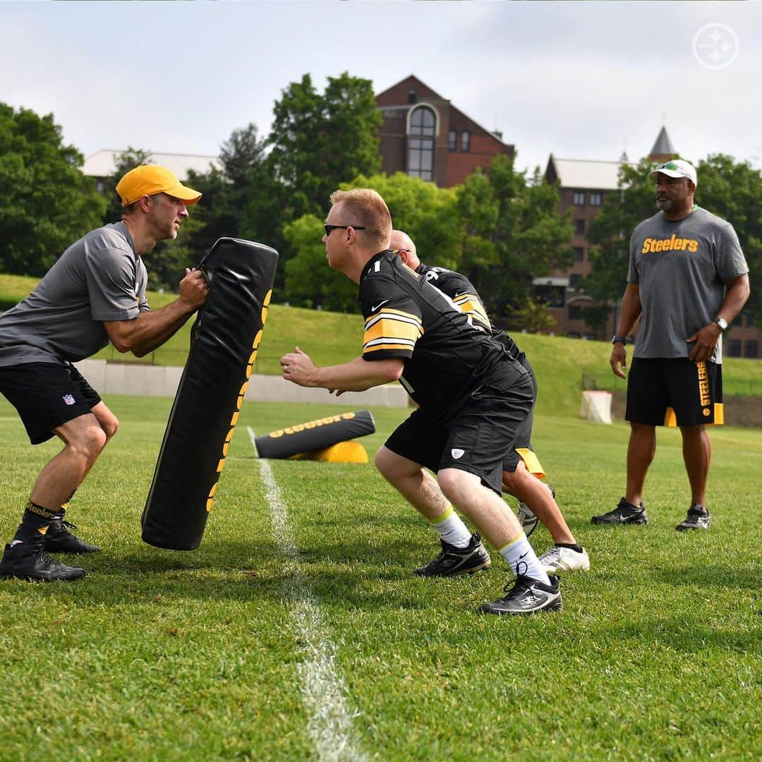 ピッツバーグ・スティーラーズさんのインスタグラム写真 - (ピッツバーグ・スティーラーズInstagram)「☀️, fun, & 🏈 at Men’s Fantasy Camp presented by @budlight.」6月2日 8時48分 - steelers