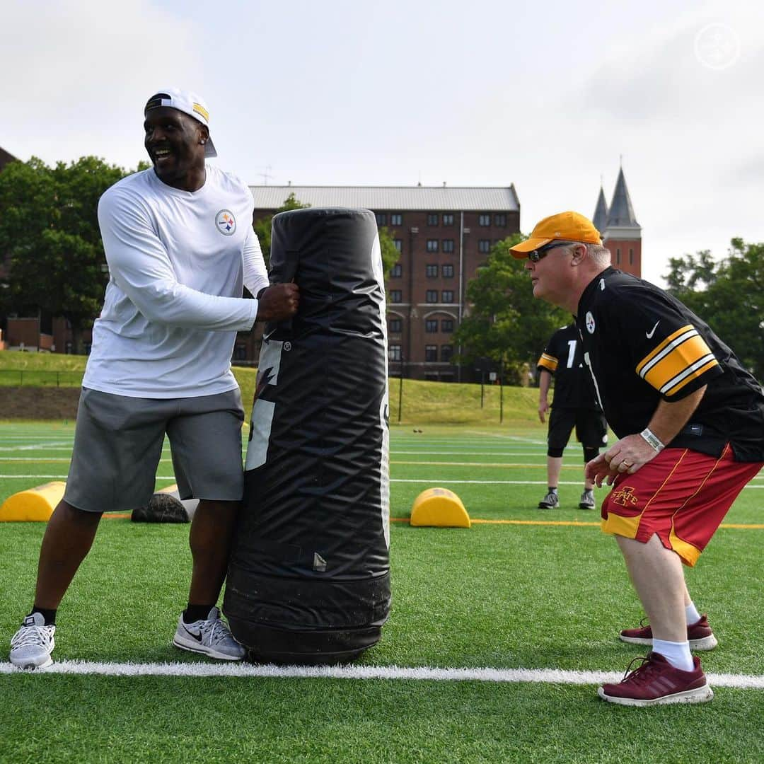 ピッツバーグ・スティーラーズさんのインスタグラム写真 - (ピッツバーグ・スティーラーズInstagram)「☀️, fun, & 🏈 at Men’s Fantasy Camp presented by @budlight.」6月2日 8時48分 - steelers