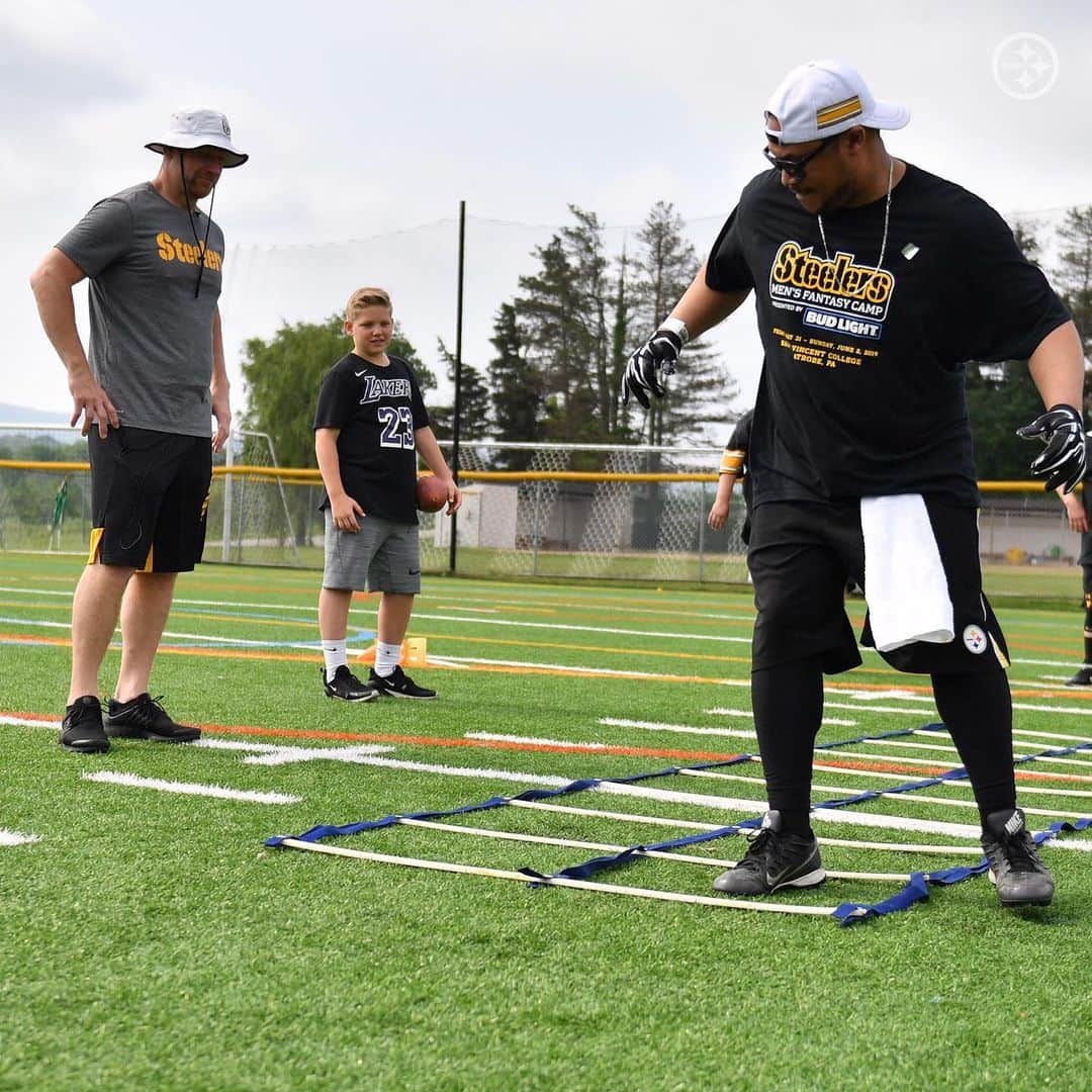 ピッツバーグ・スティーラーズさんのインスタグラム写真 - (ピッツバーグ・スティーラーズInstagram)「☀️, fun, & 🏈 at Men’s Fantasy Camp presented by @budlight.」6月2日 8時48分 - steelers