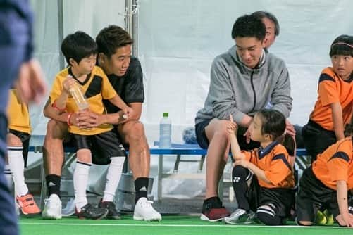 香川真司さんのインスタグラム写真 - (香川真司Instagram)「子供達とのサッカークリニック、社会貢献団体「udn foundation」の設立イベントに参加しました。 色々な想いや、考えを大事に一つずつ行動にうつしていきたいと思います。 皆さんもぜひ一緒に同じ想いを共有出来ると嬉しいです。 スポーツ選手だからこそ出来る事。 しっかり考えていきます。 #sk23 #UDN  #udnsports  #udnfoundation @udnsports」6月2日 8時54分 - sk23.10