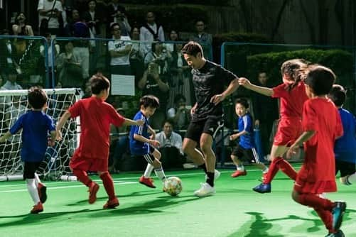 香川真司さんのインスタグラム写真 - (香川真司Instagram)「子供達とのサッカークリニック、社会貢献団体「udn foundation」の設立イベントに参加しました。 色々な想いや、考えを大事に一つずつ行動にうつしていきたいと思います。 皆さんもぜひ一緒に同じ想いを共有出来ると嬉しいです。 スポーツ選手だからこそ出来る事。 しっかり考えていきます。 #sk23 #UDN  #udnsports  #udnfoundation @udnsports」6月2日 8時54分 - sk23.10