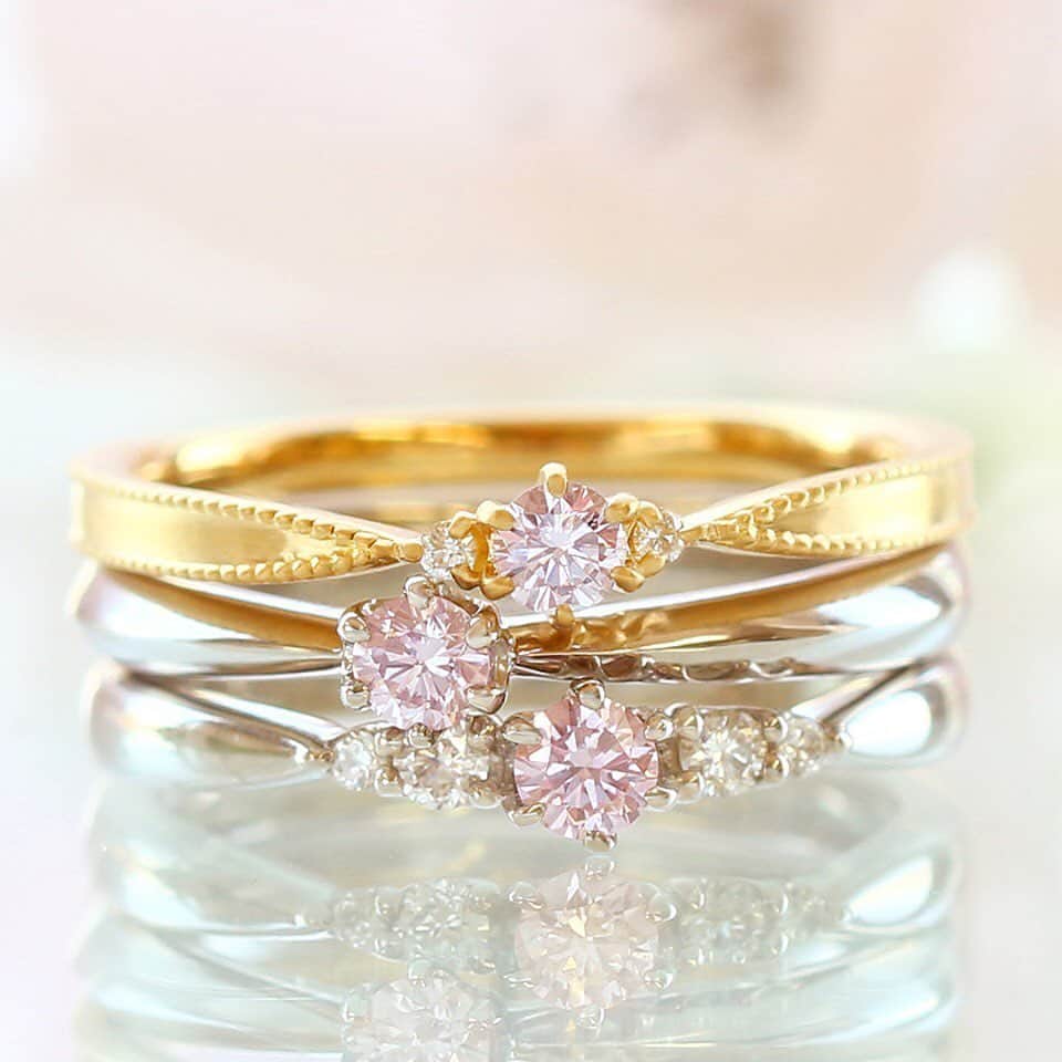 BIZOUX BRIDAL | ビズーブライダルのインスタグラム：「. 今日は「プロポーズの日」 6月の第1日曜日はプロポーズの日と制定されています。 . 6月に結婚すると幸せになるとされる、ヨーロッパの言い伝え「ジューンブライド」にちなみ、プロポーズのきっかけとなる日になるように、という願いが込められているそうです。 . 素敵な1日をお過ごしください✨ . . #bizoux #ビズー #bizouxbridal #ビズーブライダル #結婚指輪 #マリッジリング #marriagering #エンゲージリング #婚約指輪 #engagementring #ブライダル #bridal #ダイヤモンド #diamond #ピンクダイヤ #pinkdiamond #プロポーズ #サプライズ #婚約 #結婚 #プレ花嫁 #花嫁 #結婚準備 #花嫁準備 #プレ花嫁さんと繋がりたい」