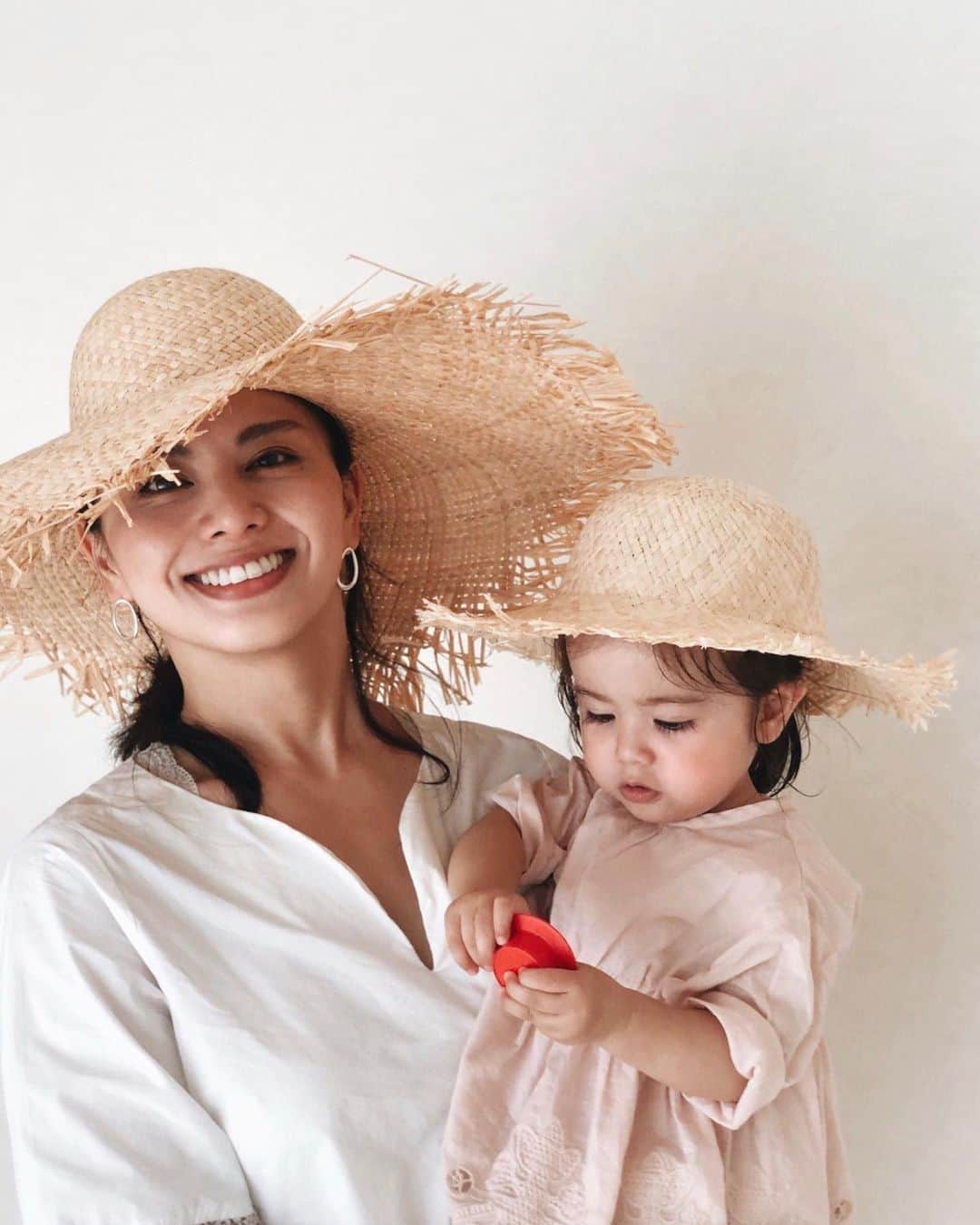 のインスタグラム：「Weekend trip to Yamanashi pref👒 . . . 出発前にお揃コーデの写真を試みたけど やっぱり👒苦手なMiaとの2ショットは難しい😂 . いざ週末山梨旅へ♡ . . . #weekendtrip #週末旅行 #国内旅行 #ストローハット #お揃い #WILLYS  #クーナセレクト #cunaselect #cunaselectlife #クーナセレクトライフ #mudpie #生後15ヶ月 #1歳3ヶ月 #たれ眉 #miababyliving」