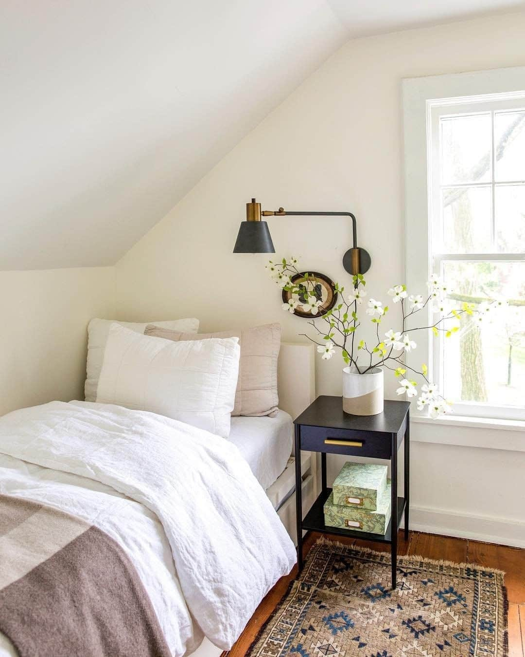 west elmさんのインスタグラム写真 - (west elmInstagram)「Feeling these summery vibes in @emma_austen's attic bedroom! 😍 #canyoutellwelikeattics? Share your style with @westelm! #atticgoals #atticdesign #atticbedroom #farmhouse #upstateNY #upstater」6月2日 9時18分 - westelm