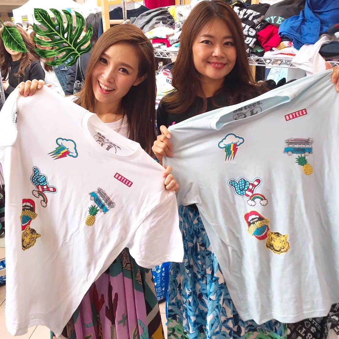 愛内里菜のインスタグラム：「恵比寿ガーデンプレイスで開催の﻿ アロハ2019東京行ってきました‼️﻿ ﻿ 先日お会いさせていただいた﻿ ルーキーさんのブランド﻿ 88teesが出展されているので﻿ 行ってきたよ✨﻿ ﻿ 姉妹で着てるTシャツは﻿ ルーキーさんの娘さんエビアンちゃんの﻿ ブランド ILA SWIM イーラスイム🌈﻿ 今回のイベントでは取り扱っていない﻿ んだけど また日本でポップアップストアで﻿ 登場しますので﻿ お知らせします🙌﻿ ﻿ Tシャツどれも可愛いくて気になって﻿ 悩みに悩んで色々ゲット‼️﻿ ベビーサイズからあるので﻿ 息子とお揃で着れる😊😊﻿ 姉妹でお揃も 笑笑 🌈 🌈 イベント2日の今日までです✨﻿ ﻿ ﻿ #88teesofficial  #88teesfamily  #avian_official #愛内里菜 改め #R として #歌手 再始動﻿﻿﻿﻿ #垣内りか #垣内倶楽部 ﻿﻿﻿﻿ ﻿ ﻿ ﻿ ﻿ ﻿ ﻿」