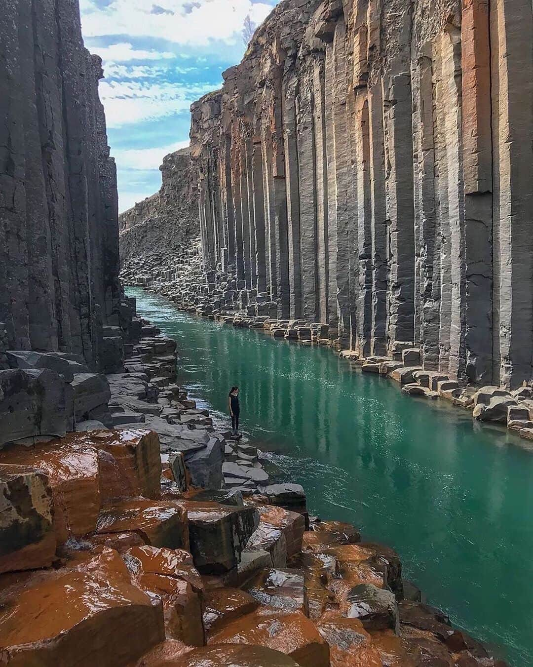 Canon Photographyさんのインスタグラム写真 - (Canon PhotographyInstagram)「// @davidgarciabarber  Giant Basalt in Iceland.  Basalt is an extrusive igneous rock, that is formed by rapid cooling of basaltic due to being near the surface. Basalt is a fine-grained, hard rock and often features hexagonal columns.  #iceland #basalt #basaltcolumns #iceland #mystopover #fireandice #rock」6月2日 9時13分 - cpcollectives