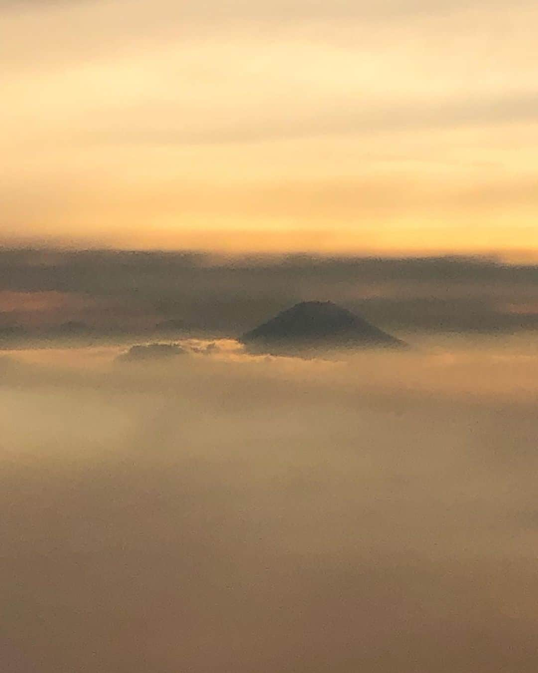 萬代宏樹さんのインスタグラム写真 - (萬代宏樹Instagram)「‪対テゲバジャーロ戦‬ ‪  内容、退場者を出した事いろいろ考えると価値ある引き分けだったのかなと思います。 ‬ ‪  でもこれを価値あるものにするためには次が大事ですね。‬ ‪  帰りの飛行機で富士山が見えました。‬ ‪  素晴らしい景色。‬ ‪  でもやっぱり飛行機は苦手だ😨 ‬ ‪#富士山 #飛行機苦手 #ラインメール青森‬ #萬代宏樹 #太田徹郎 #廣瀬智行」6月2日 9時14分 - bandaihiroki