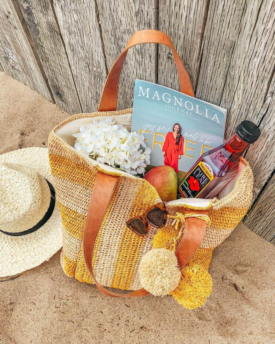 Stephanie Sterjovskiさんのインスタグラム写真 - (Stephanie SterjovskiInstagram)「When the weather is this good, I pack a beach bag with all the right things: a sun hat, fruit to snack on, something to read and @pureleafcanada's Mango Hibiscus Herbal Iced Tea (so refreshing & naturally caffeine-free). What’s your go-to place to lounge and get some sunshine? The beach or the pool? 😎 Vote down below! 👇#ad #PureLeafHerbals #whatsinmybeachbag」6月2日 0時24分 - stephsjolly
