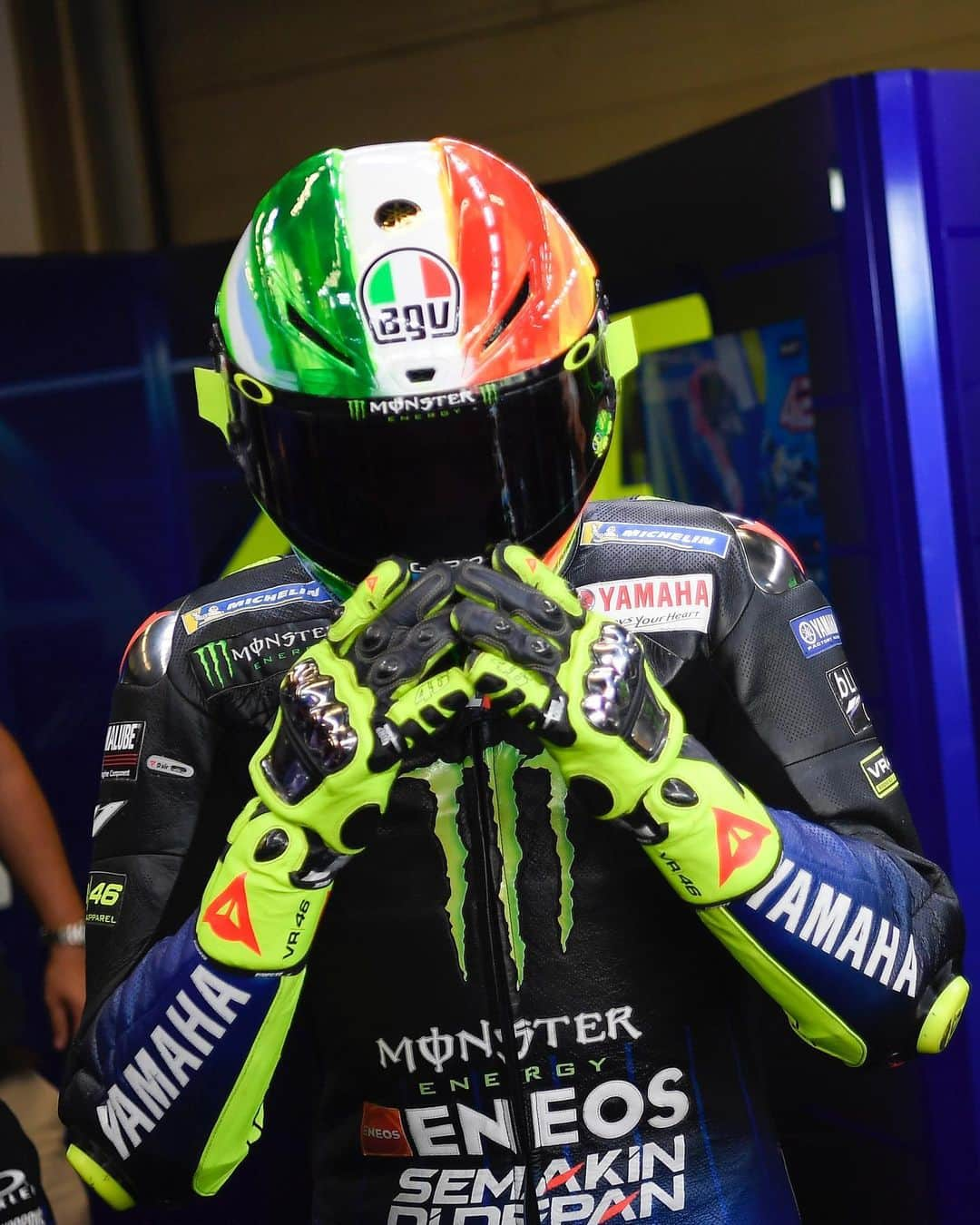 モンスターエナジーさんのインスタグラム写真 - (モンスターエナジーInstagram)「@valeyellow46 unveiled his latest special @motogp helmet at the #ItalianGP... this time with a simplistic tricolor design that pays tribute to the Italian flag 🇮🇹 What do you think of this year’s design?  #MotoGP #Mugello #MonsterYamaha #MonsterEnergy #Motorcycle #Racing #Motorsport #VR46 #ValentinoRossi」6月2日 0時21分 - monsterenergy