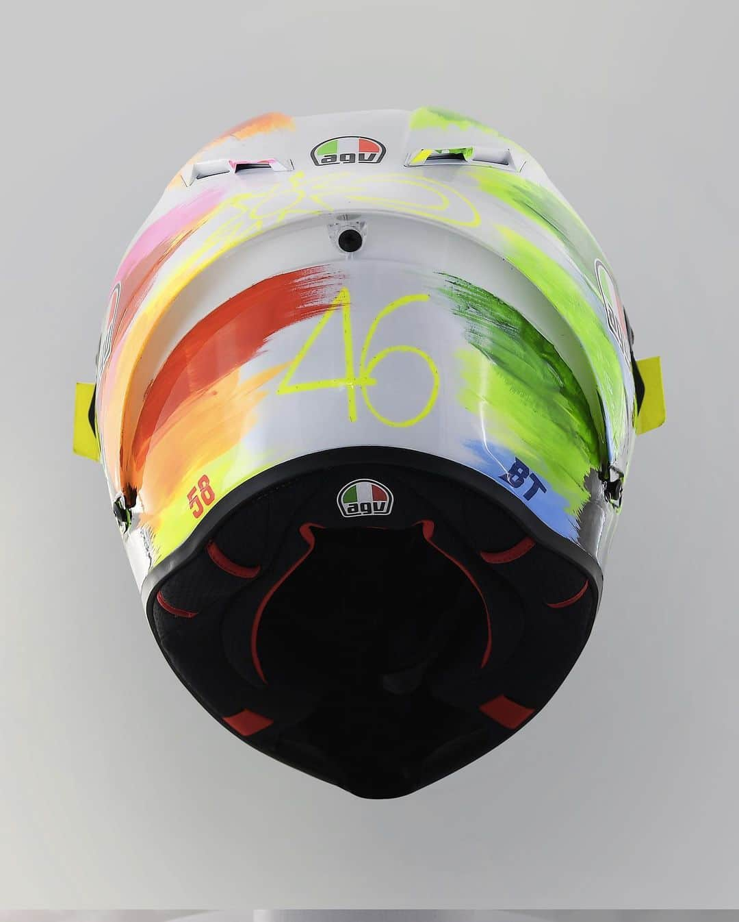 モンスターエナジーさんのインスタグラム写真 - (モンスターエナジーInstagram)「@valeyellow46 unveiled his latest special @motogp helmet at the #ItalianGP... this time with a simplistic tricolor design that pays tribute to the Italian flag 🇮🇹 What do you think of this year’s design?  #MotoGP #Mugello #MonsterYamaha #MonsterEnergy #Motorcycle #Racing #Motorsport #VR46 #ValentinoRossi」6月2日 0時21分 - monsterenergy