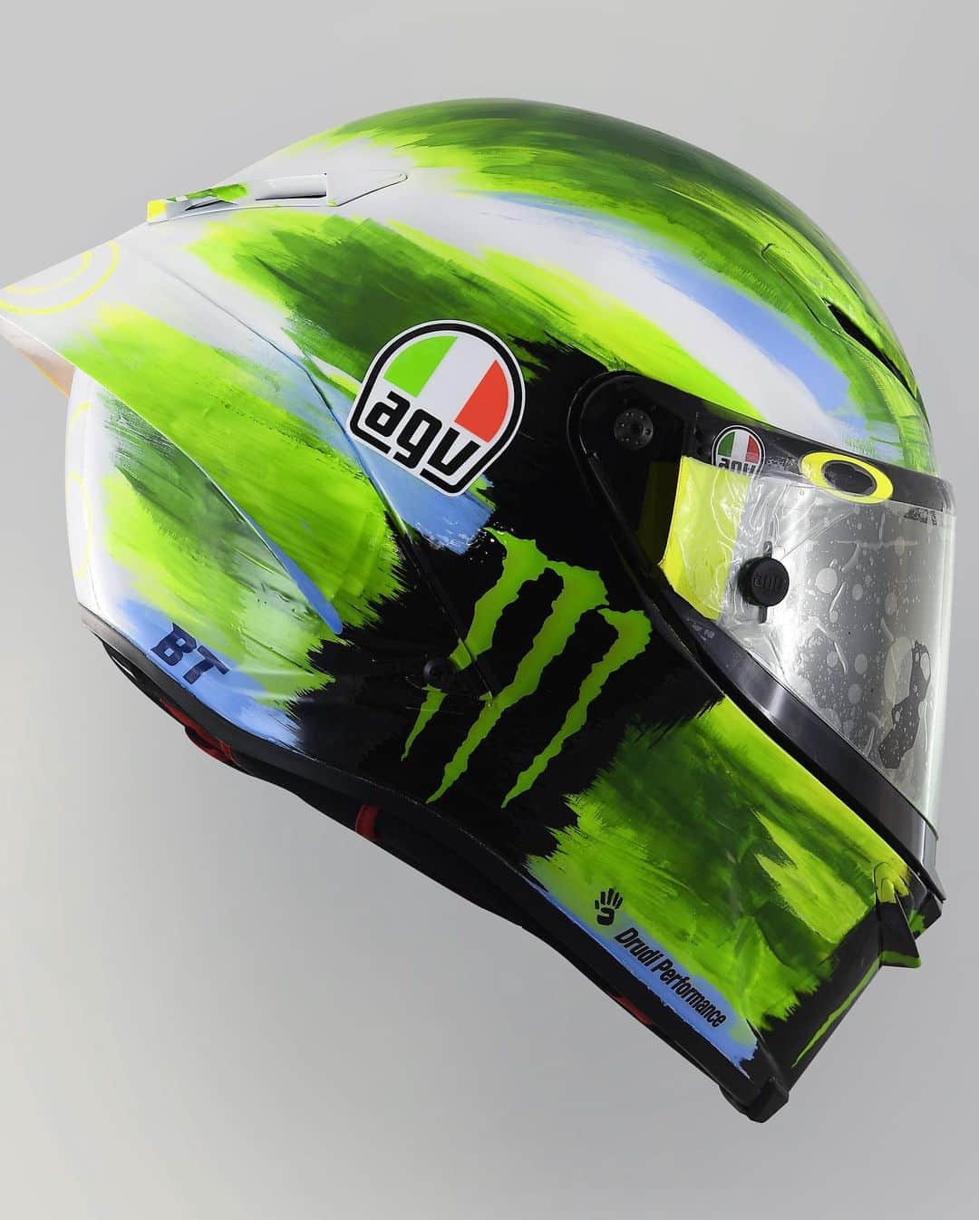 モンスターエナジーさんのインスタグラム写真 - (モンスターエナジーInstagram)「@valeyellow46 unveiled his latest special @motogp helmet at the #ItalianGP... this time with a simplistic tricolor design that pays tribute to the Italian flag 🇮🇹 What do you think of this year’s design?  #MotoGP #Mugello #MonsterYamaha #MonsterEnergy #Motorcycle #Racing #Motorsport #VR46 #ValentinoRossi」6月2日 0時21分 - monsterenergy