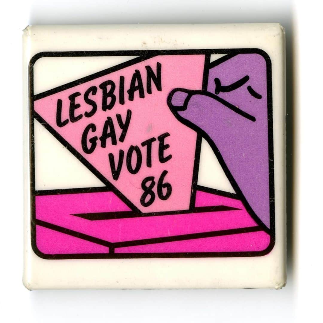 のインスタグラム：「Do you wear your pride on your sleeve?  Buttons raise awareness, support a cause, or identify with a community. The museum has collected over 400 buttons representing a snapshot of LGBTQ+ visual and material culture spanning three decades from the 1970s through the 1990s.  What buttons do you wear?  #Pride #PrideMonth #LGBTQHistory #LGBTQIAHistory #AmericanHistory #CostumeHistory #PoliticalHistory #LGBTQ #LGBTQIA #PinbackButtons #🏳️‍🌈 #❤️🧡💛💚💙💜 #Pride2019」