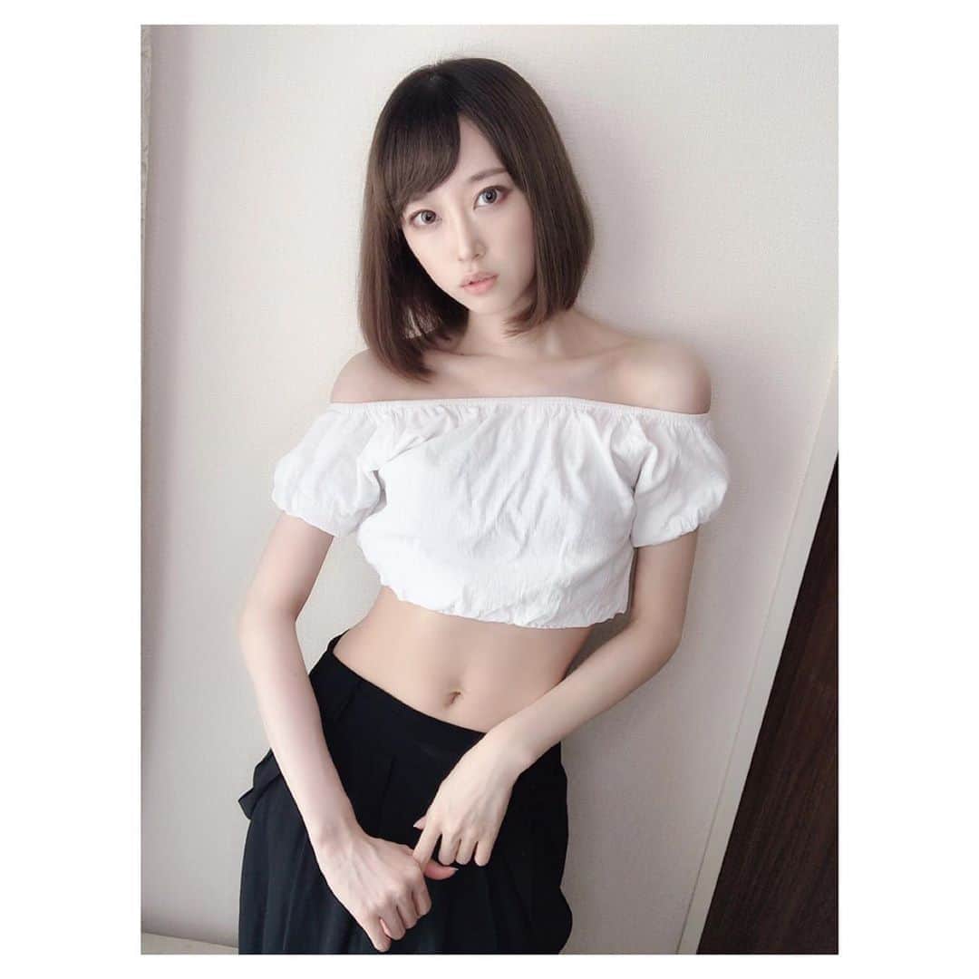 篠崎瑞希のインスタグラム：「. 今夏の目標は"腹筋を呼び戻す"に決定しました  #ootd#엇스타그램#셀스타그램#style#ボブ#white#オフショル#black#腹筋」