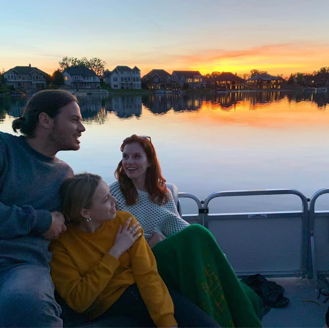 グレイシー・ドジーニーのインスタグラム：「grateful for quarry sunsets & getting all three sibs on the same time zone for a week 🧡 #fambam」