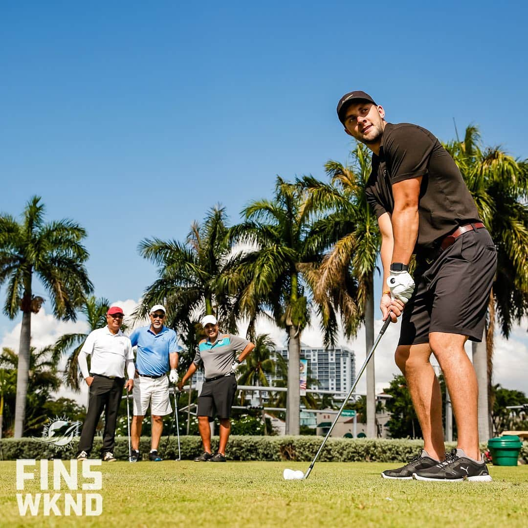 マイアミ・ドルフィンズさんのインスタグラム写真 - (マイアミ・ドルフィンズInstagram)「Fore! ⛳️ Our 23rd annual Fins Weekend is underway! #dolphinshuddlefor100」6月2日 0時31分 - miamidolphins