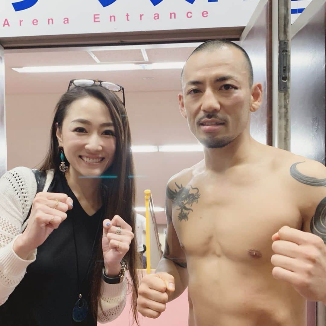 のインスタグラム：「今日は#横浜文化体育館 へ#BOM って言うムエタイの大会を観に行きましたん😆✨ . 目的は #松本芳道 選手の応援に✨ . ムエタイって、音楽が流れる中戦い合うっていう新しい感覚でした！ めっちゃ大声で応援しちゃったw🤣 . 楽しかったあ😊😊😊 皆様パンチやキックの破壊力半端なかった🙄 また行きたい😆😆😆 . #ムエタイ #BOMseason #杏さゆり #SayuriAnzu」