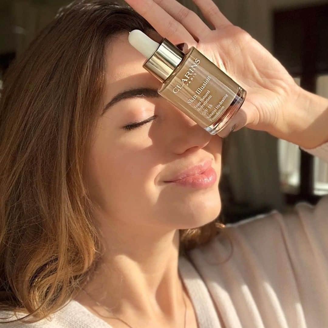 ClarinsUKさんのインスタグラム写真 - (ClarinsUKInstagram)「Texture so silky-smooth, you'll feel like you've got nothing on 🔥  Regram: @aitanasecret #ClarinsMakeUp #ItsAllAboutYou」6月2日 0時40分 - clarinsuk