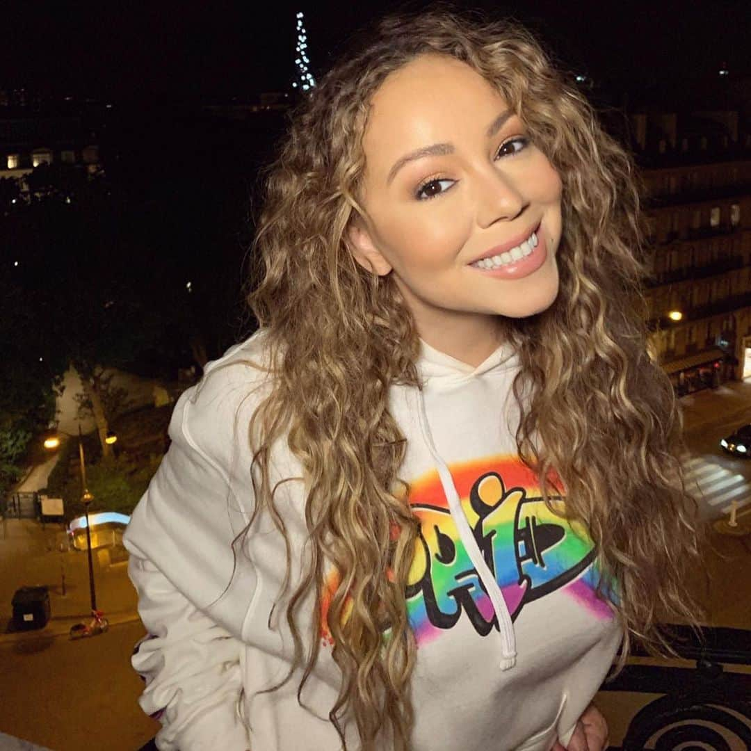 マライア・キャリーさんのインスタグラム写真 - (マライア・キャリーInstagram)「Happy Pride Month!!!! 🏳‍🌈🏳‍🌈 Love always to all my friends in the LGBTQ+ community!  Get my festive shirt and more pride merch @ mariahpride.com 🏳‍🌈🦋 #HappyPride #LoveIsLove」6月2日 0時51分 - mariahcarey