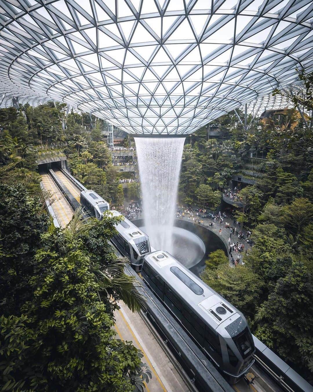 PicLab™ Sayingsさんのインスタグラム写真 - (PicLab™ SayingsInstagram)「Singapore's new $1.3 billion Jewel Changi Airport is home to the world's tallest indoor waterfall. ( 📸: @jimchanfc )」6月2日 0時44分 - paradise