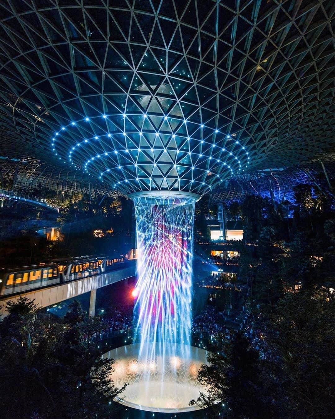 PicLab™ Sayingsさんのインスタグラム写真 - (PicLab™ SayingsInstagram)「Singapore's new $1.3 billion Jewel Changi Airport is home to the world's tallest indoor waterfall. ( 📸: @jimchanfc )」6月2日 0時44分 - paradise