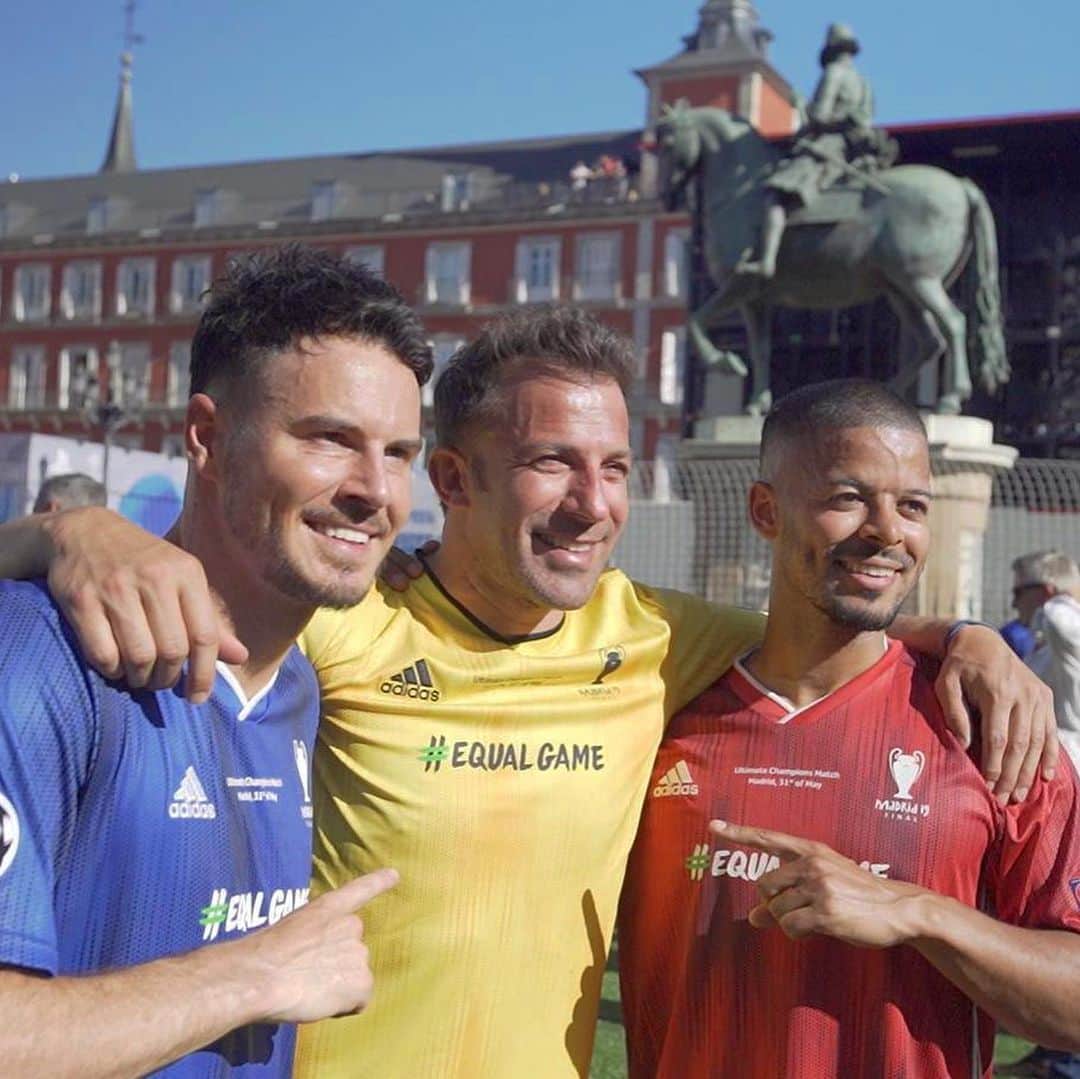 F2Freestylersのインスタグラム：「How many FIFA icons can you see in these pics ⚽️💙」