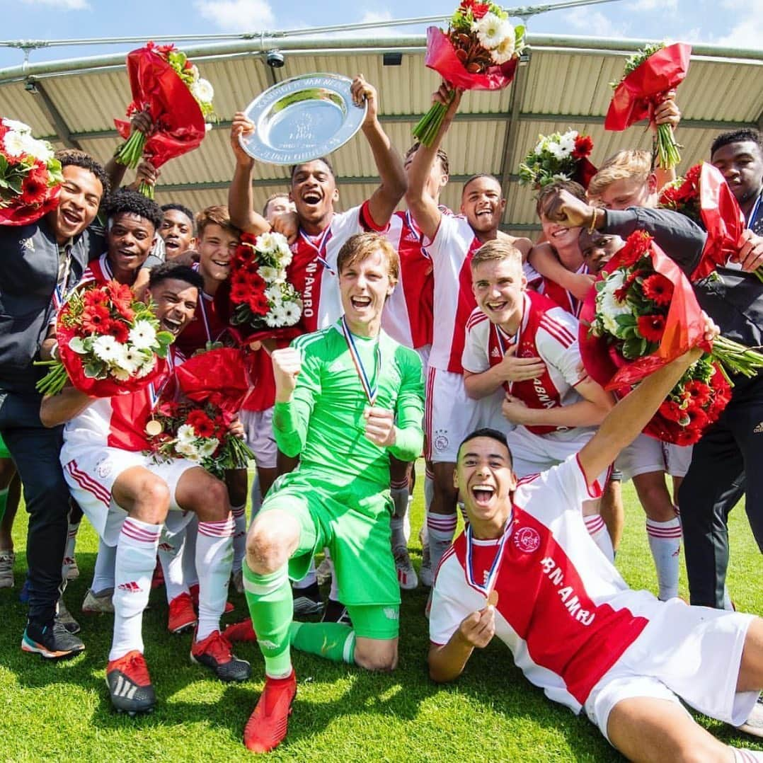 ヨニー・ハイティンハさんのインスタグラム写真 - (ヨニー・ハイティンハInstagram)「CHAMPIONS!!! ❌❌❌ proud of my players! #ajax #wijzijnajax #ajaxo19」6月2日 1時01分 - johnheitinga